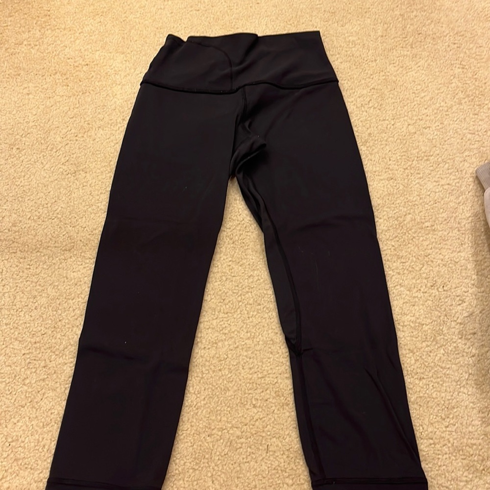 Lulu lemon size 4 Capri leggings with side waist hole for key